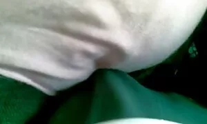 زیبایی فیلم سکسی زن بالغ یک خروس را که از دیوار خزید ، مکید