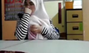 یک بلوند سکسی را برداشته و او را در یک توالت عمومی لعنتی انجمنسکسی کیرتوکس کنید