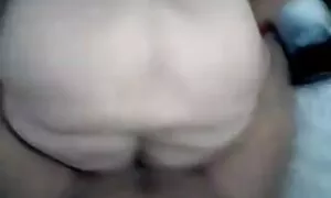 دختر جذاب قهوه ای با موهای قهوه ای موهای فیلم سکسی زن با پسر جوان خود را با یک کیرمصنوعی عظیم النگو می کند