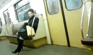 زیبایی قرمز مو گربه فیلمهای سکسی زن ومرد را نشان می دهد